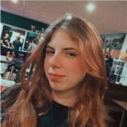 Estudiante de integración social ayuda a niños con la lengua castellana